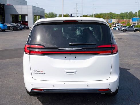 Used 2024 Chrysler Pacifica Touring-L image 4