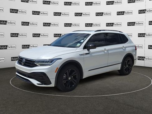 Used 2024 Volkswagen Tiguan SE R-Line w/ MDO Package, Three-Row FWD image 2