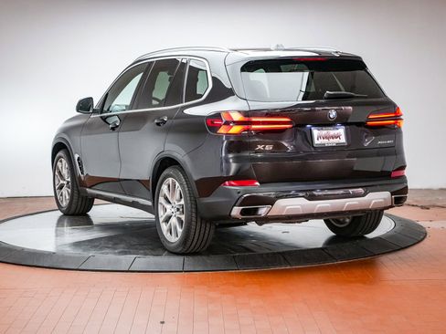 Used 2024 BMW X5 xDrive40i w/ Premium Package image 2