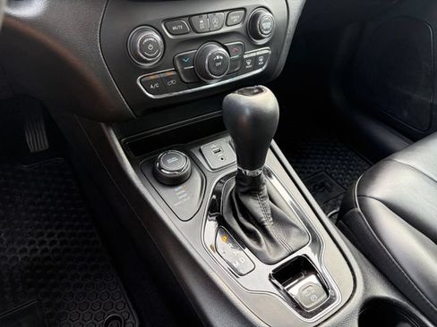 Used 2019 Jeep Cherokee Latitude Plus AWD/4WD image 26
