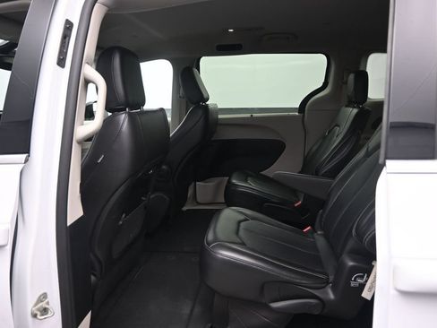 Used 2024 Chrysler Pacifica Touring-L FWD image 25