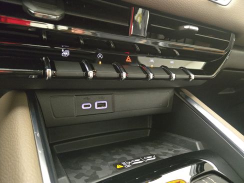 Used 2025 GMC Canyon Denali w/ LPO, Denali Black Edition image 32