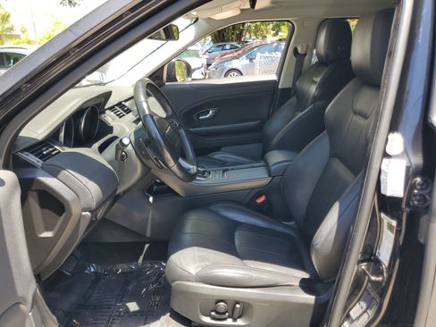 Used 2019 Land Rover Range Rover Evoque SE image 17