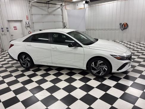 Used 2025 Hyundai Elantra SEL FWD image 2