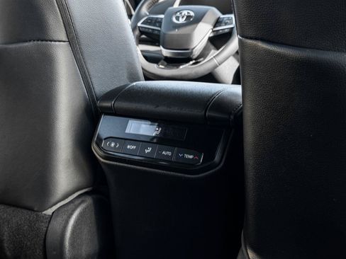 Used 2021 Toyota Highlander XSE FWD image 22
