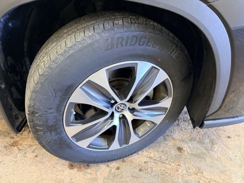 Used 2024 Toyota Highlander XLE AWD/4WD image 14