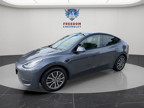 Used 2023 Tesla Model Y Long Range AWD/4WD image 2