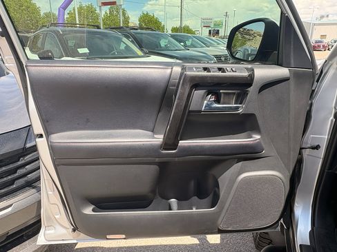 Used 2018 Toyota 4Runner TRD Off-Road Premium AWD/4WD image 16