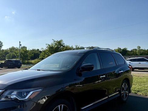 Used 2020 Nissan Pathfinder Platinum FWD image 3