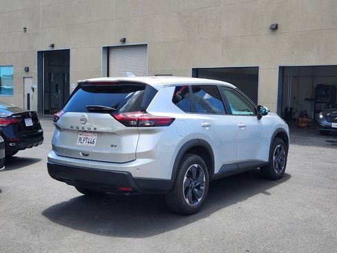 Used 2024 Nissan Rogue SV FWD image 7
