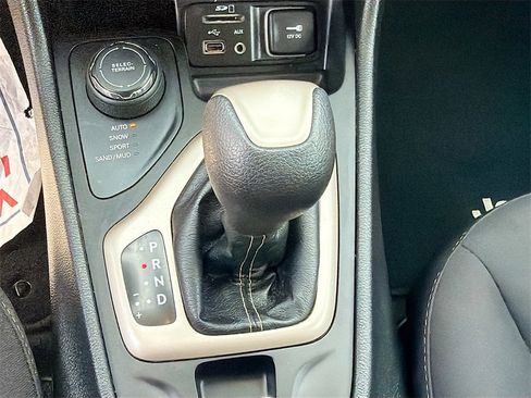 Used 2017 Jeep Cherokee Sport image 16