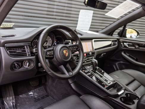 Certified 2023 Porsche Macan S AWD/4WD image 4