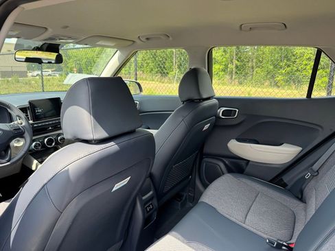Used 2025 Hyundai Venue Limited image 19