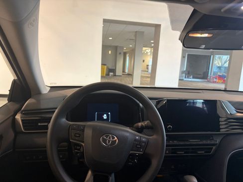 Used 2025 Toyota Camry LE image 33