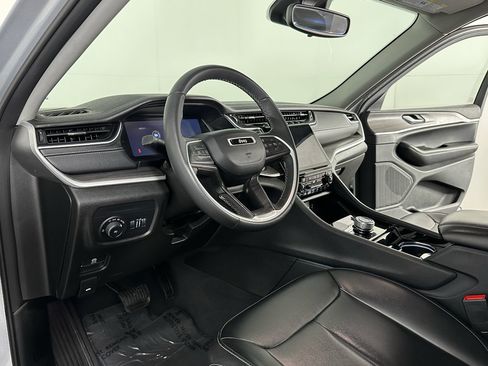 Used 2023 Jeep Grand Cherokee Limited AWD/4WD image 2