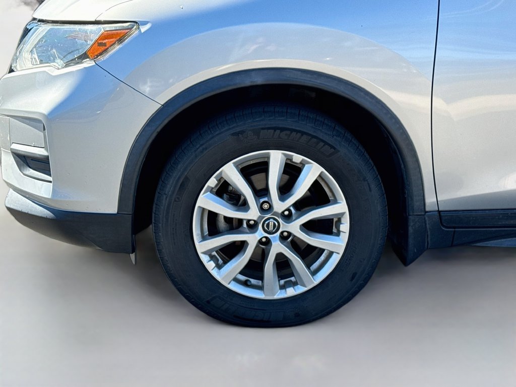 Used 2017 Nissan Rogue SV FWD image 39