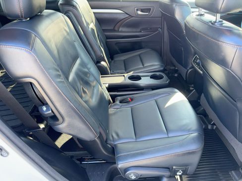 Used 2016 Toyota Highlander XLE image 29