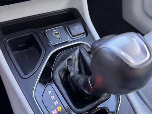 Used 2019 Jeep Cherokee Limited FWD image 21