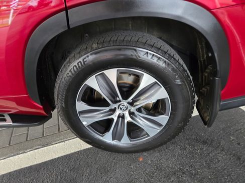 Used 2024 Toyota Highlander XLE image 9