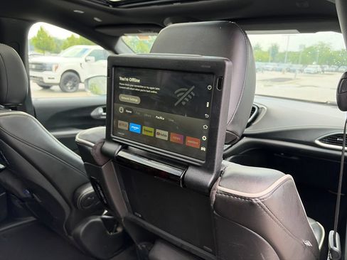 Used 2022 Chrysler Pacifica Limited w/ Uconnect Theater Family Group FWD image 36