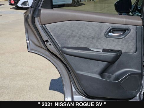 Used 2021 Nissan Rogue SV image 18