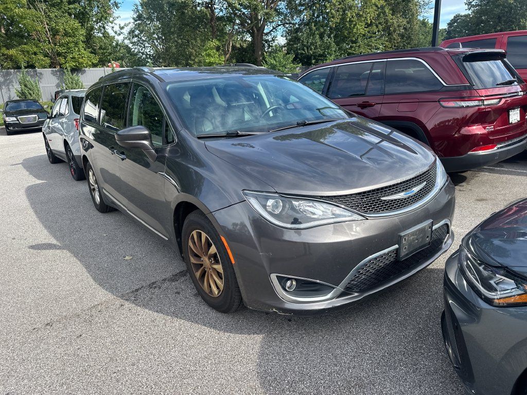 Used 2018 Chrysler Pacifica Touring-L FWD image 4