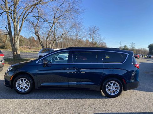 Certified 2022 Chrysler Pacifica Touring-L image 7