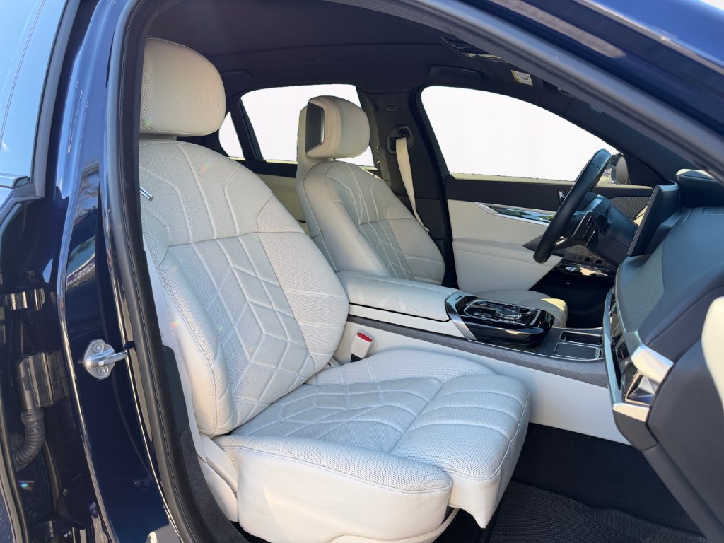 Used 2023 BMW 760i xDrive AWD/4WD image 15