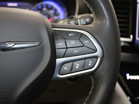 Used 2024 Chrysler Pacifica Touring-L image 37