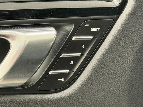 Certified 2025 Porsche Macan AWD/4WD image 32