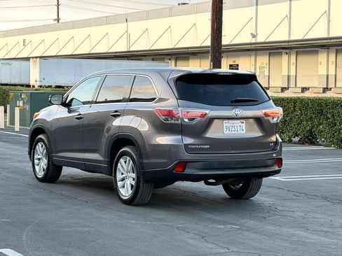 Used 2014 Toyota Highlander LE FWD image 5