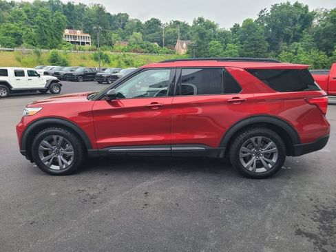 Used 2022 Ford Explorer XLT w/ Equipment Group 202A AWD/4WD image 2