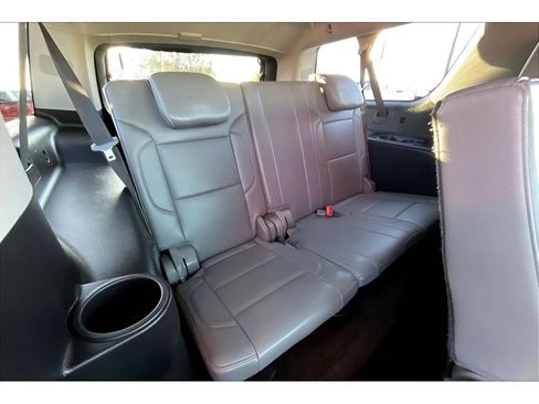 Used 2018 Chevrolet Suburban LT image 30