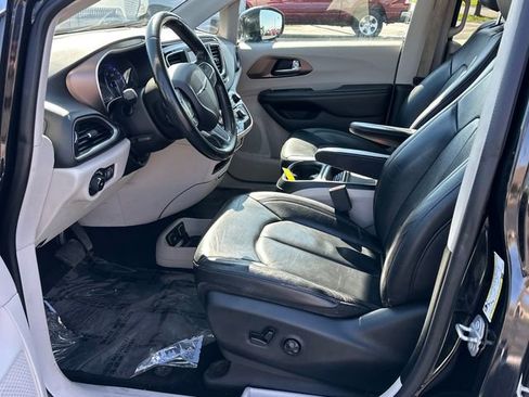 Used 2019 Chrysler Pacifica Touring-L FWD image 11