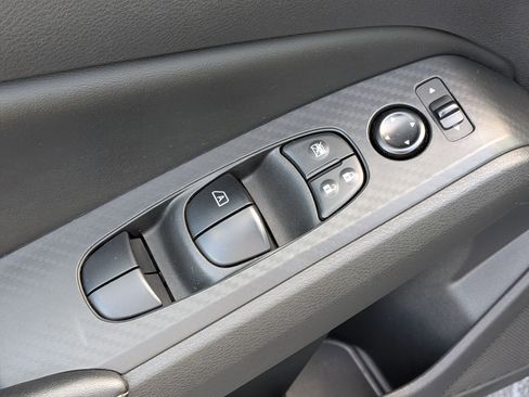 Used 2024 Nissan Altima 2.5 SV FWD image 13