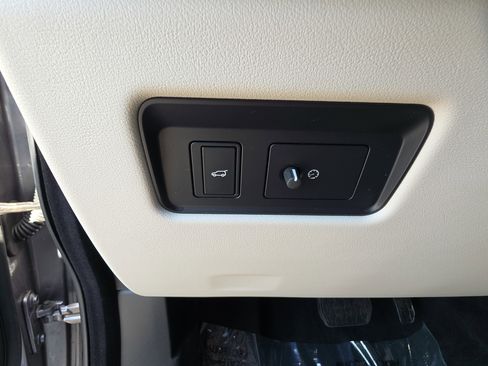 Certified 2025 Jaguar F-PACE R-Dynamic S AWD/4WD image 13