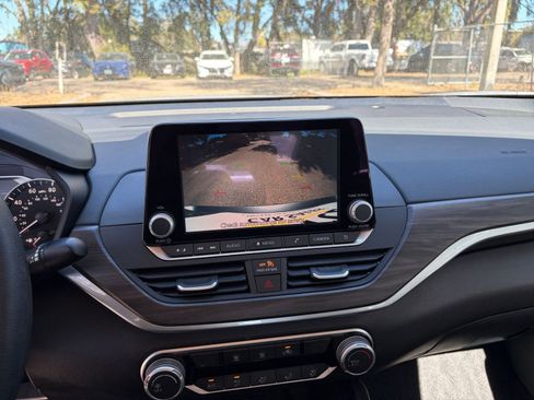 Used 2025 Nissan Altima 2.5 SV image 17