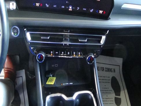 Used 2025 Chevrolet Traverse LT FWD image 25