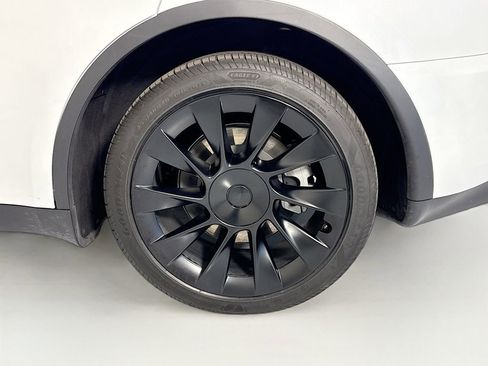 Used 2024 Tesla Model Y Long Range image 32