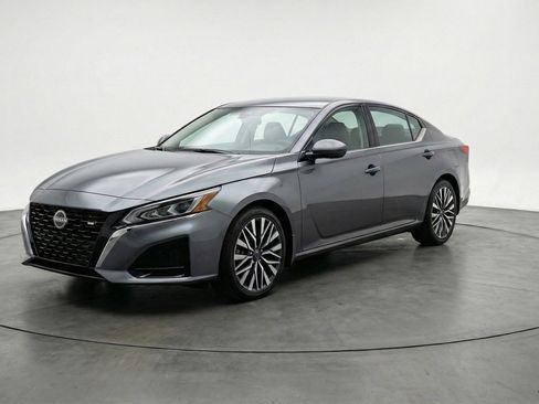 Used 2025 Nissan Altima 2.5 SV FWD image 3