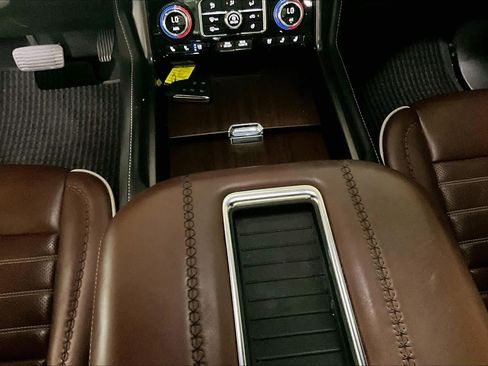 Used 2023 GMC Yukon Denali Ultimate AWD/4WD image 11