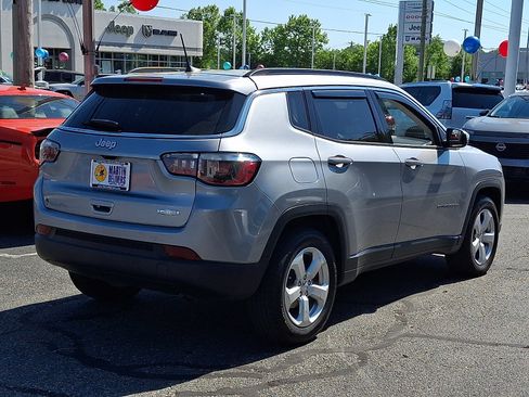 Used 2018 Jeep Compass Latitude w/ Popular Equipment Group FWD image 4