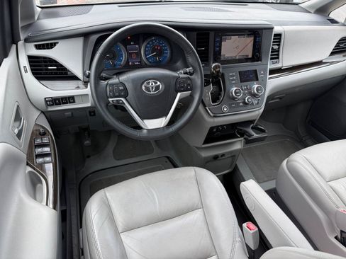 Used 2017 Toyota Sienna XLE w/ XLE Navigation Package FWD image 22