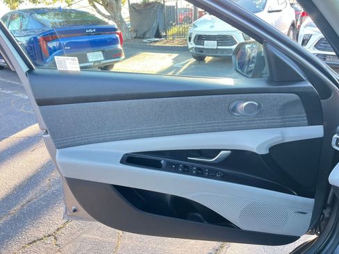 Used 2025 Hyundai Elantra Limited image 18