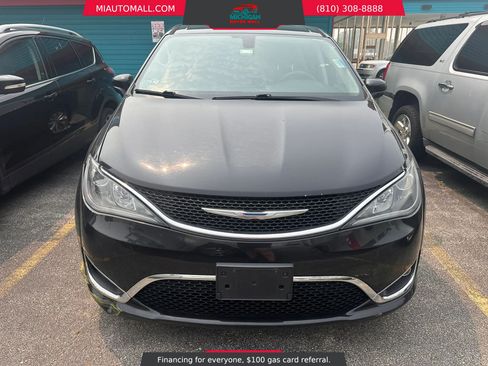 Used 2018 Chrysler Pacifica Touring Plus FWD image 2