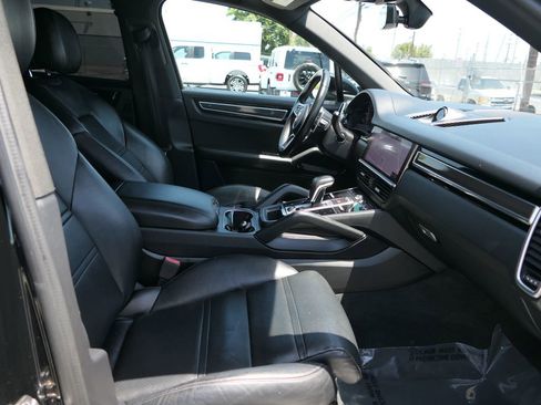 Used 2019 Porsche Cayenne w/ Premium Package AWD/4WD image 28