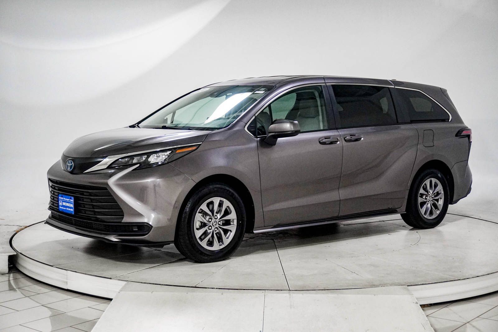 Used 2024 Toyota Sienna LE FWD image 4