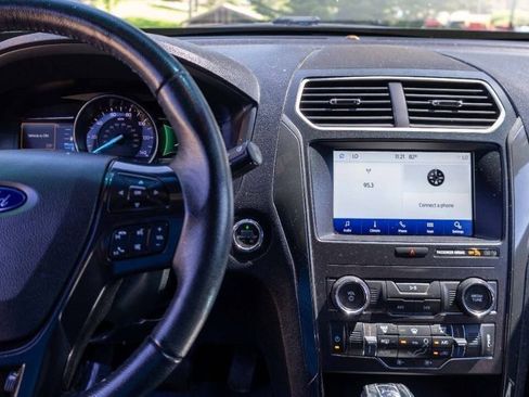 Used 2018 Ford Explorer XLT w/ Equipment Group 201A image 32