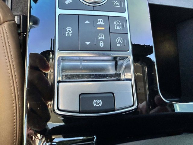 Used 2018 Land Rover Discovery HSE AWD/4WD image 25