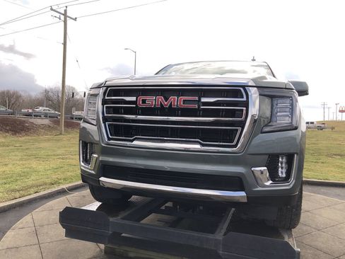 Used 2023 GMC Yukon SLT w/ SLT Premium Package image 8